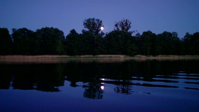 湖上田园诗般的夜晚