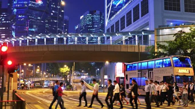 香港商业区。晚上。现代建筑。桥。流量。公共汽车