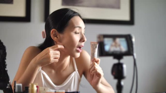 亚洲年轻女性博客作者在家录制带化妆化妆品的Vlog视频在线影响者
