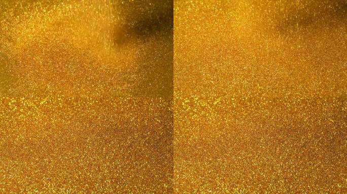 闪闪发光的金粉倒在金表面上