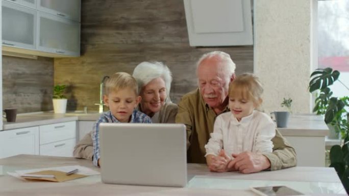 在PC上有孙子的祖父母