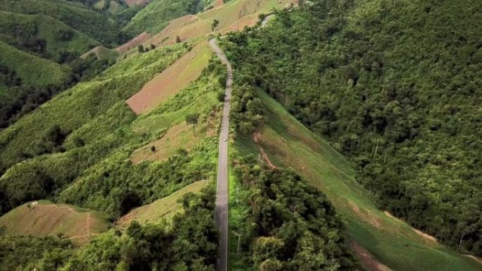 山上蜿蜒道路的鸟瞰图和汽车驾驶，安全驾驶理念