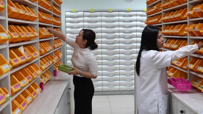 2亚裔华裔女药师合力为药方寻找货架