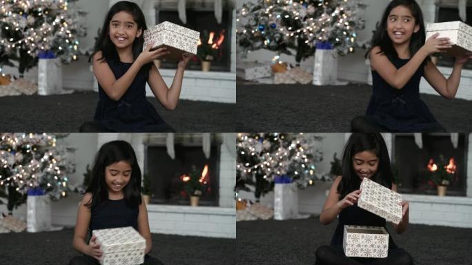 美丽的年轻民族女孩在圣诞节早上有礼物