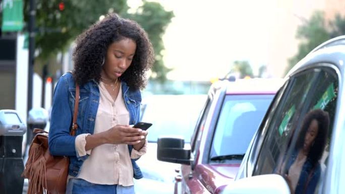 年轻的非裔美国妇女在城市等待乘车