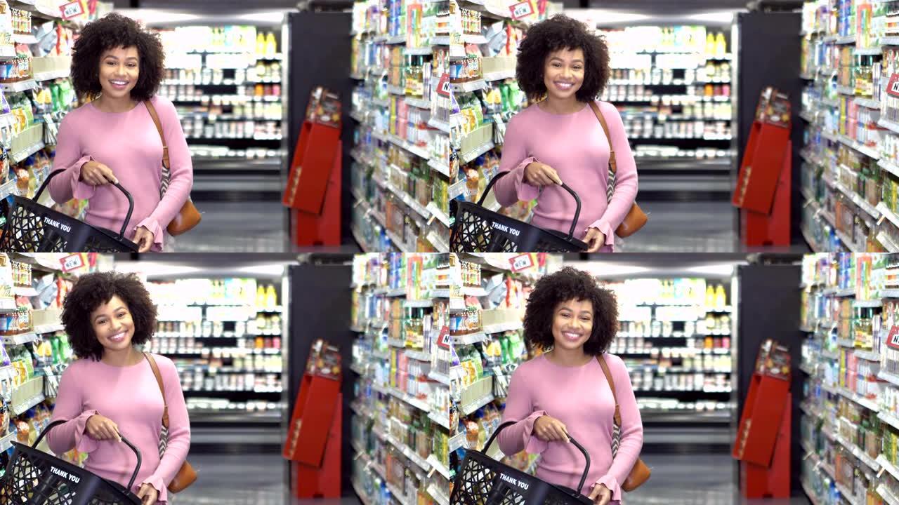超市过道中的年轻非裔美国妇女