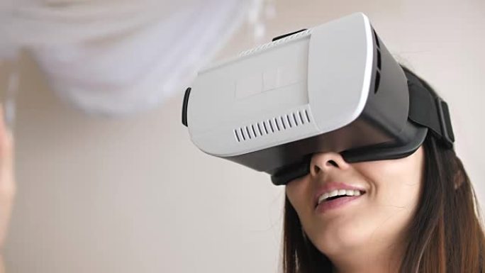 女人戴着VR耳机玩虚拟现实中的视频游戏