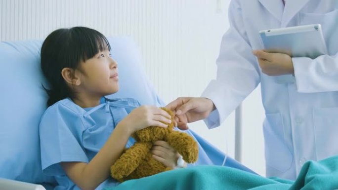 小女孩在重症监护室和女医生说话。