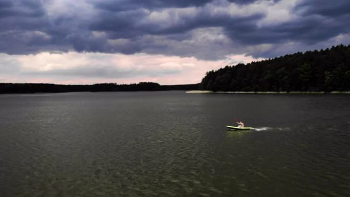 在湖上划独木舟航拍划船划桨视频素材船只小