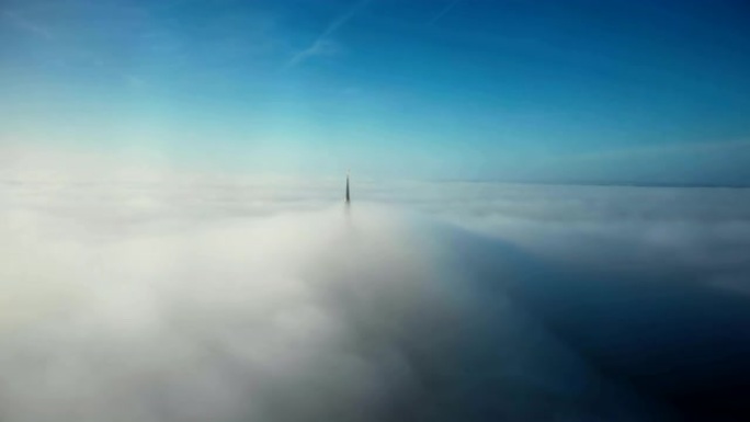 无人机在晴朗的蓝天中飞向诺曼底圣米歇尔山史诗般的天堂金色城堡尖顶。