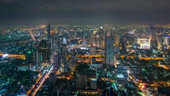时间流逝和中等拍摄: 曼谷夜间的城市景观。