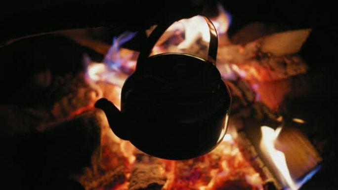 篝火旁煮咖啡篝火旁煮咖啡水壶