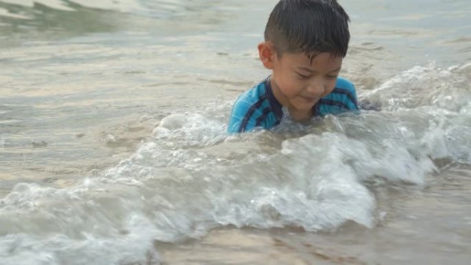 7岁小男孩在海上玩水