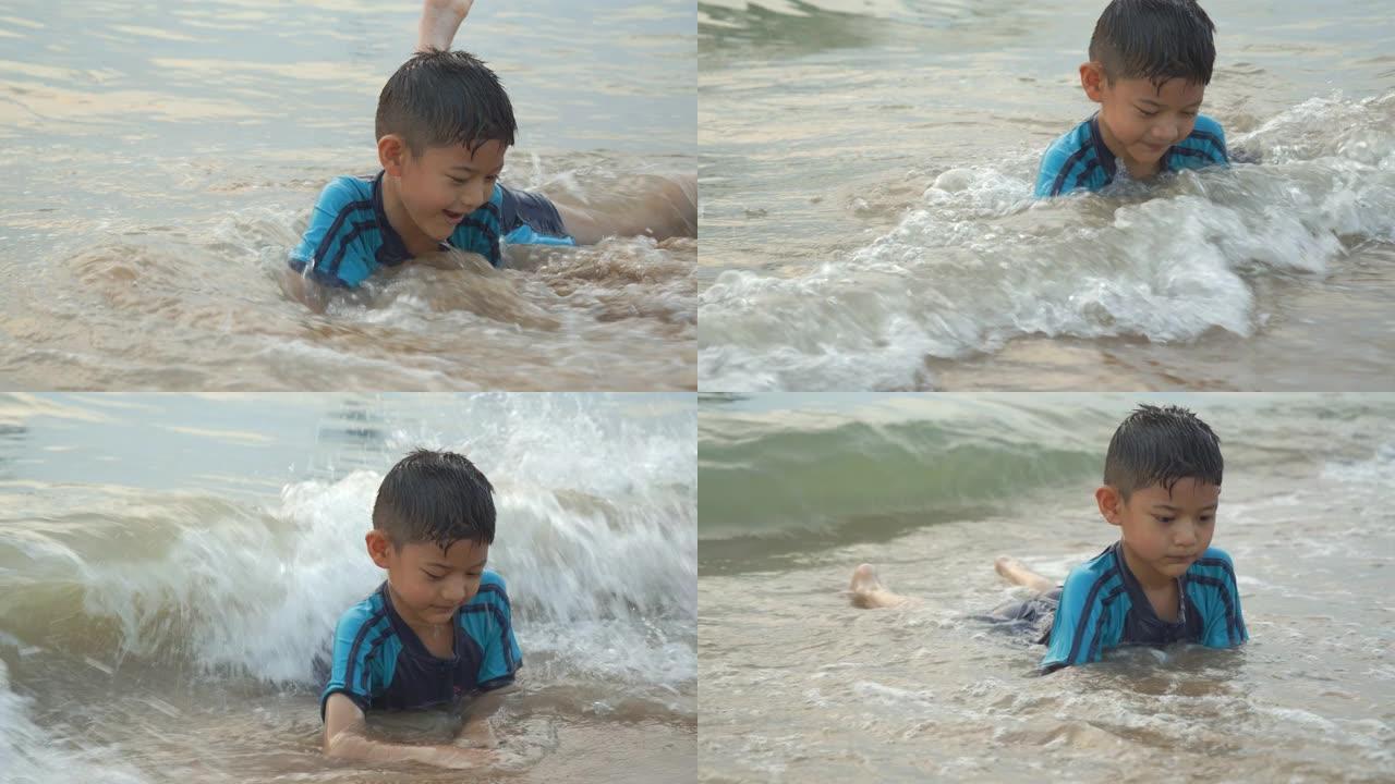 7岁小男孩在海上玩水