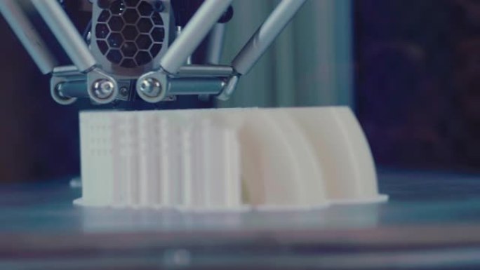 关闭3D打印机，创建工业设计的一部分。