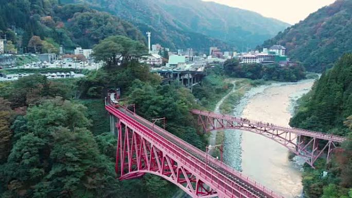 日本富山秋时黑部峡谷铁路鸟瞰图。