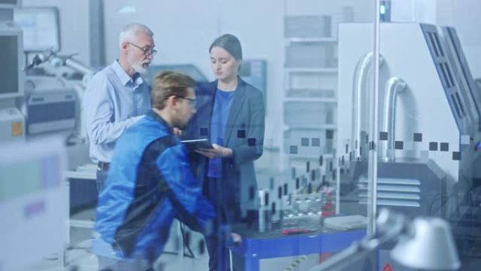 内部办公室: 数字工程专业人员在个人计算机上工作，在CAD软件中设计3D组件在工厂车间: 男女工程师