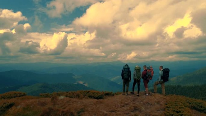 四个人站在美丽的山上附近的航班