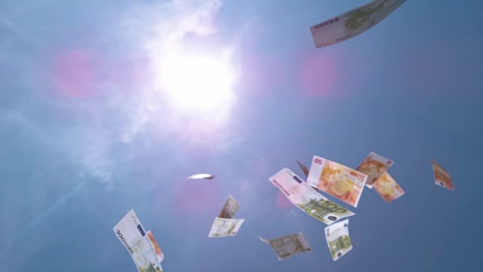 慢动作特写: 许多欧元纸币从阳光明媚的天空中坠落。致富