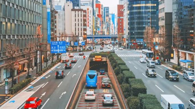 在日本新桥站东京市，人群在与汽车交通和隧道交叉的街道上行走的时间流逝
