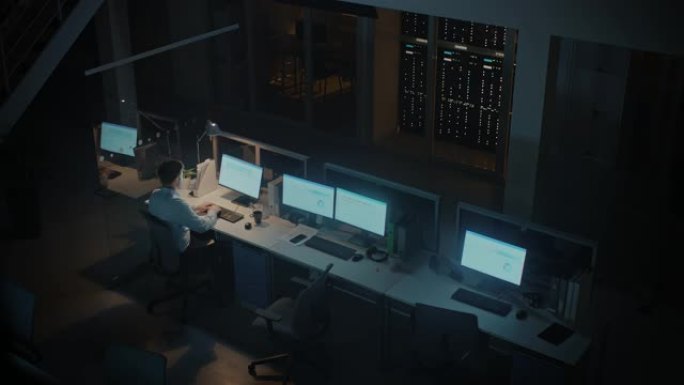 在办公室工作到深夜: 女商人使用台式计算机，进行讨论，分析，使用文档，解决问题，完成项目。高架高角度