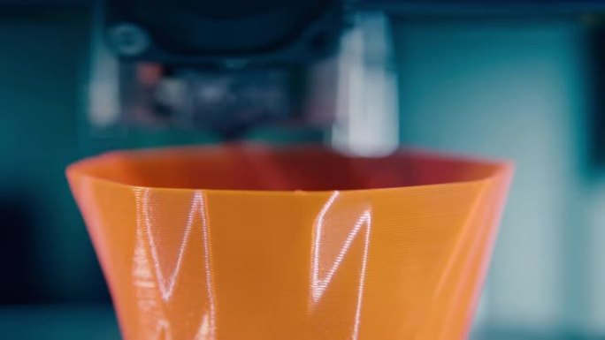 现代打印机在3d打印实验室中使用塑料成型。
