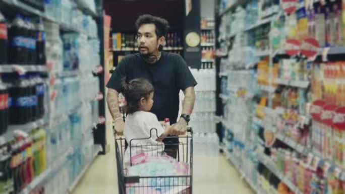 父亲和他的小宝贝在超市里。孩子坐在推车里，高兴地看着父亲。一个男人正在和他说话。父亲节