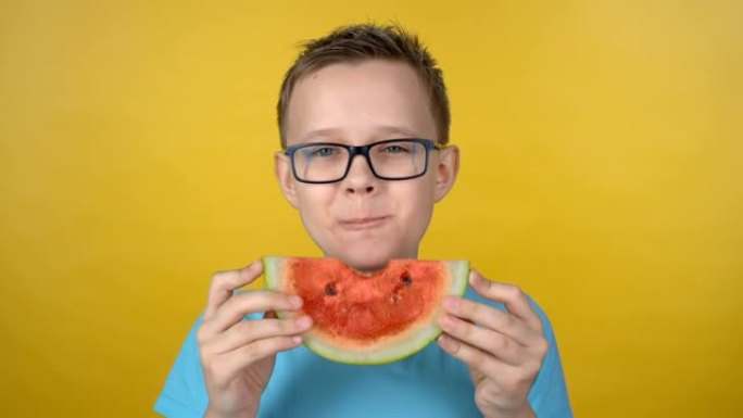 戴眼镜的男孩吃西瓜