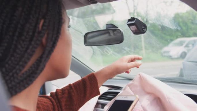 参与车祸的女驾车者从行车记录仪转移镜头以进行保险索赔