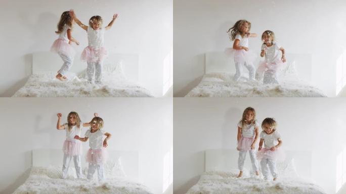 两个姐妹，穿着白色睡衣，用枕头打架，玩得很开心。