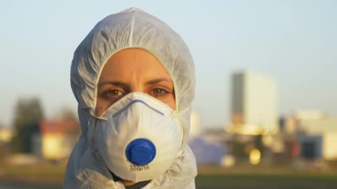 肖像: 戴着防护装备的护士站在冠状病毒检查站。