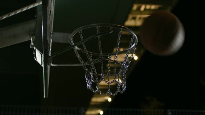 篮球在夜间击中篮筐