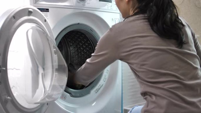 亚洲女人洗衣服洗衣服滚筒洗衣机家庭妇女