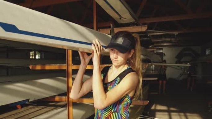 女子赛艇运动员背着双桨
