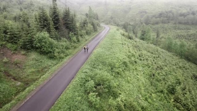 年轻夫妇的山地冒险。鸟瞰图