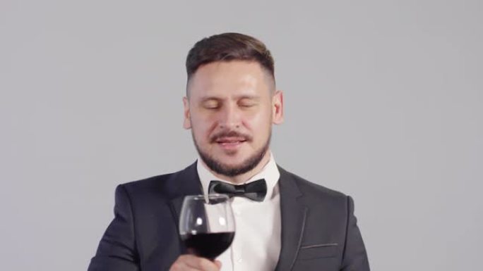 男人用一杯红酒敬酒