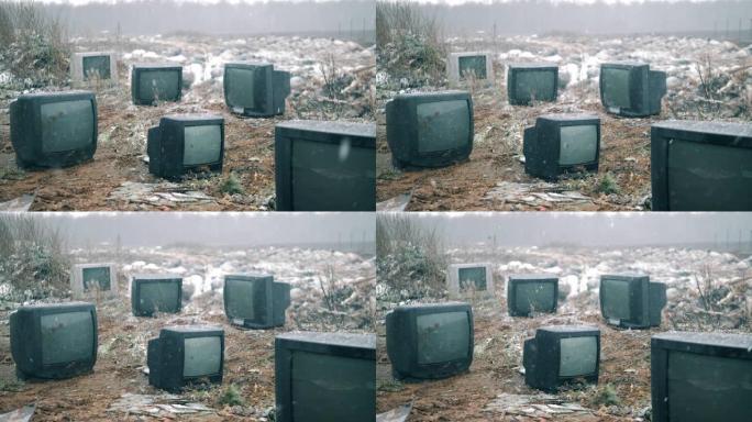 冬天垃圾填埋场上有许多坏掉的电视。