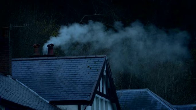 晚上有吸烟烟囱的家