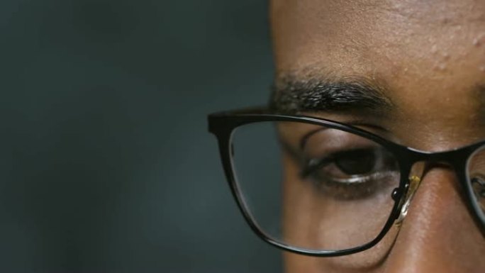 男性程序员在工作中使用眼镜