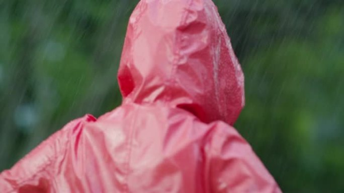 冬天变得兴奋红色雨衣女孩淋雨开心快乐