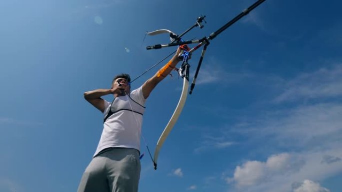 一个在靶场上用现代弓训练的人。