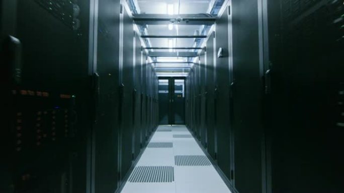 具有两行完全可操作的服务器机架的数据中心。电信、云计算、人工智能、数据库、超级计算机技术的概念。快速