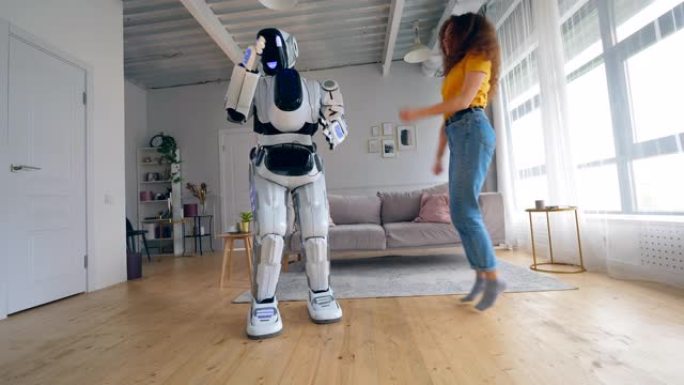 年轻女子和一个机器人正在快乐地跳舞