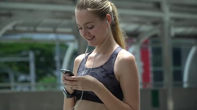 使用手机锻炼身体的女人