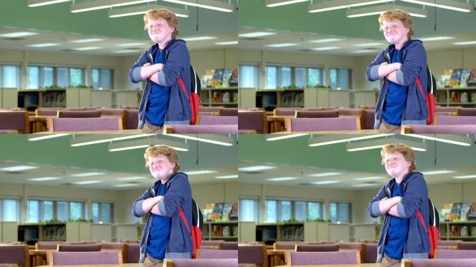 小学图书馆的红发男孩