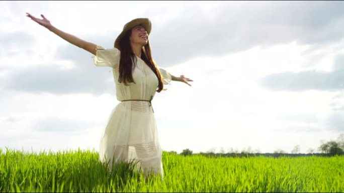 草地上的农民快乐女孩表现出对周围自然的喜悦和幸福。