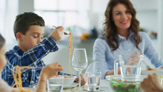 快乐家庭的慢动作在餐厅吃意大利面食。