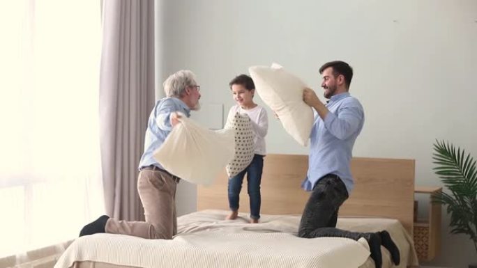 三个不同世代的男人在家里玩枕头大战
