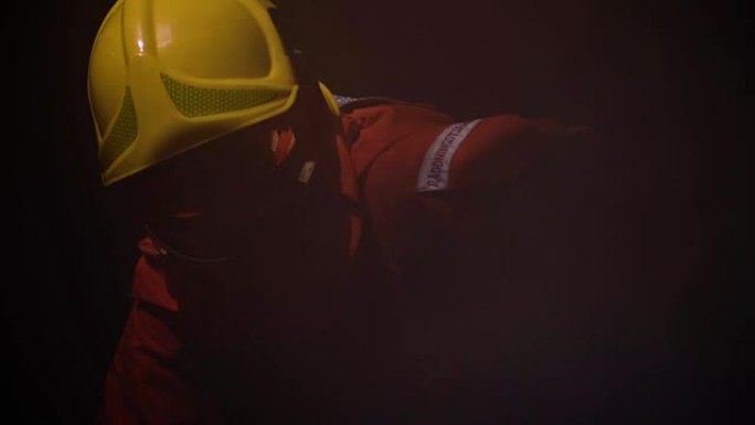 黄昏时的消防员安全培训消防应急救援技能
