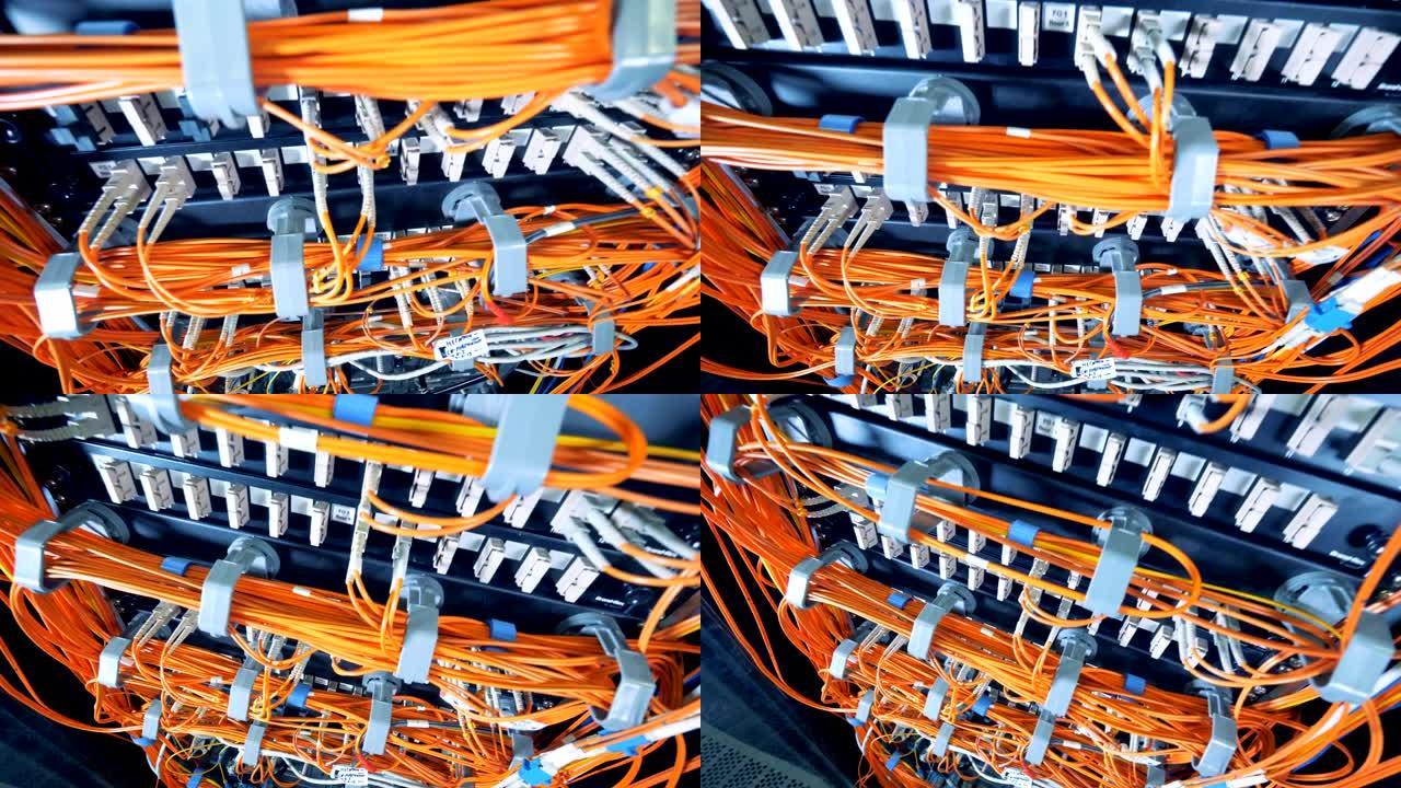 连接到服务器的橙色电缆组
